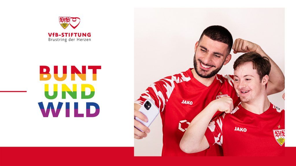 Deniz Undav und ein junger Fan machen ein Selfie für den Welt-Down-Syndrom-Tag 2024