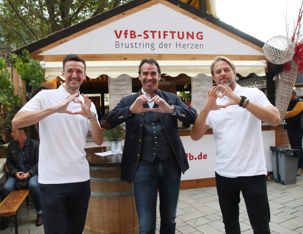 Christian Gentner und Timo Hildebrand vor der VfB-Laube auf dem Stuttgarter Weindorf 2023