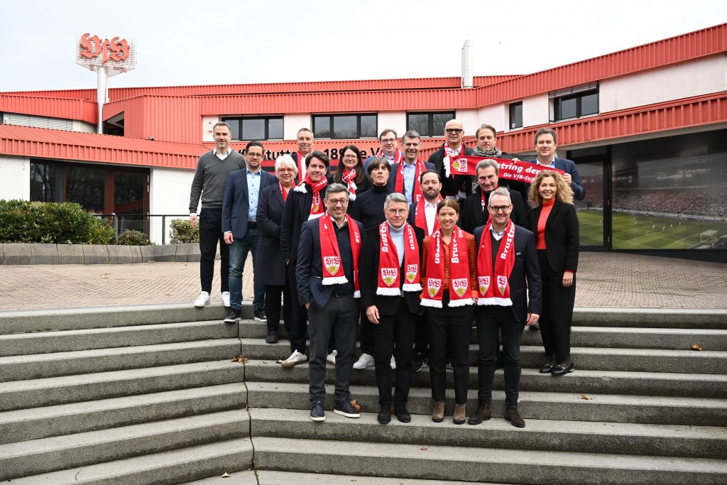 Gruppenfoto des Kuratoriums der VfB-Stiftung vor der VfB-Geschäftstelle