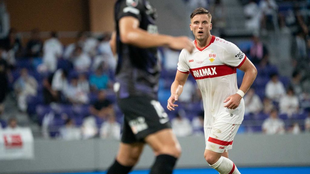 VfB Spieler Demirovic beim Spiel gegen Hiroshima