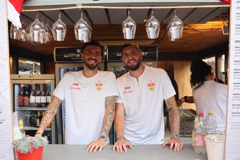 Fabian Bredlow und Jeff Chabot in der VfB-Laube auf dem Stuttgarter Weindorf 2024