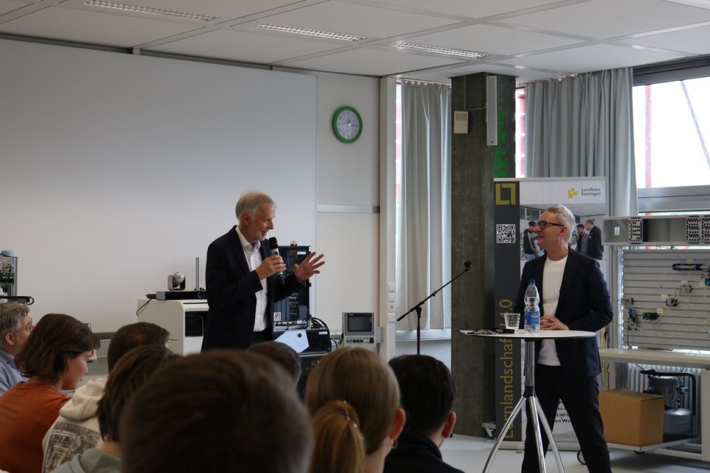 Alexander Wehrle im Gespräch bei seinem Besuch der Friedrich-Ebert-Schule-Esslingen