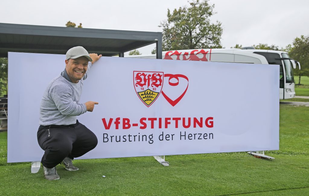 Niko Kappel vor dem Banner der VfB-Stiftung beim Golf Cup 2024