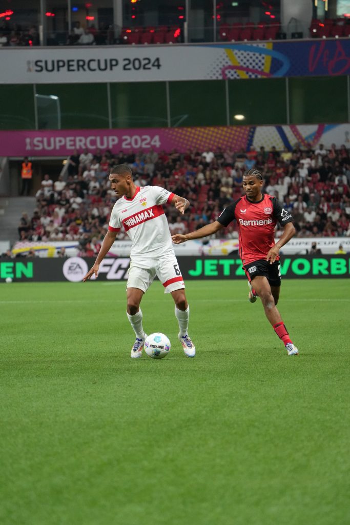 Enzo Millot beim Supercup-Spiel VfB Stuttgart gegen Bayer 04 Leverkusen