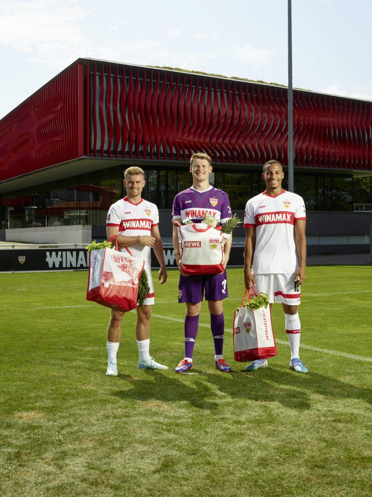 Maxi Mittelstädt, Alexander Nübel und Jamie Keweling mit den REWE Tragetaschen im VfB-Design