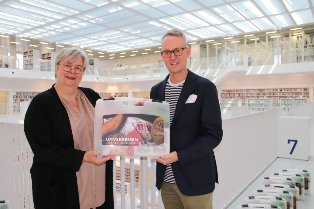 Alexander Wehrle übergibt 21 VfB-Erinnerungskoffer an die Stadtbibliothek Stuttgart